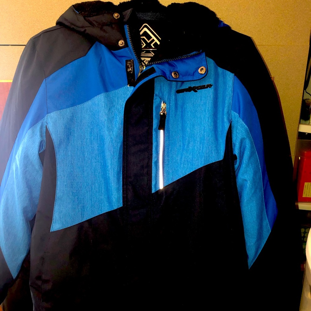 Boys coat size 14/16 like new barely worn 4 times. Freshly washed. Easy care.